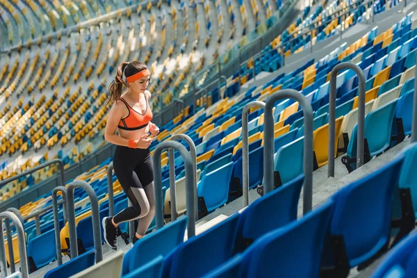 Vista Ángulo Alto Hermosa Mujer Forma Corriendo Arriba Estadio Deportes —  Fotos de Stock