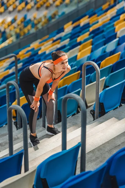 Високий Кут Зору Втомленої Молодої Жінки Відпочиває Сходах Спортивному Стадіоні — Безкоштовне стокове фото