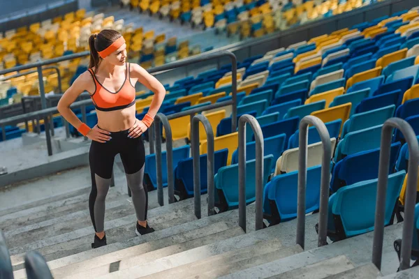 Μεγάλη Γωνία Προβολής Sportive Νεαρή Γυναίκα Στέκεται Στις Σκάλες Στο — Φωτογραφία Αρχείου