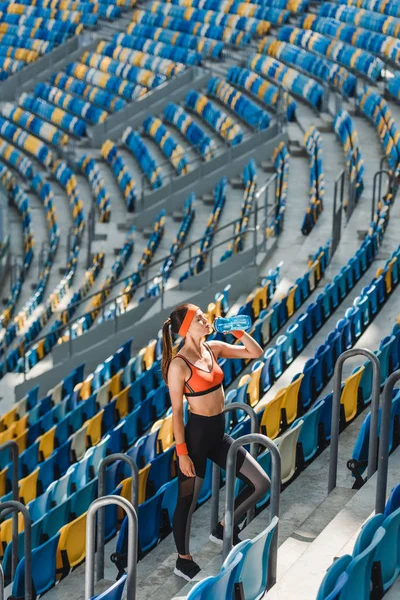 Vista Ángulo Alto Hermosa Mujer Joven Beber Agua Mientras Está — Foto de stock gratis