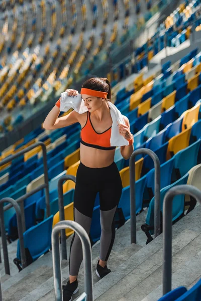 Vysoký Úhel Pohled Vyčerpaná Mladá Žena Ručníkem Sportovní Stadion — Stock fotografie