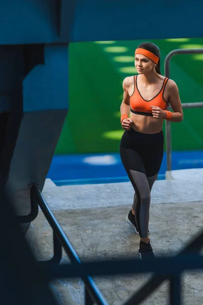 Hermosa Joven Mujer Corriendo Estadio Deportes — Foto de stock gratuita