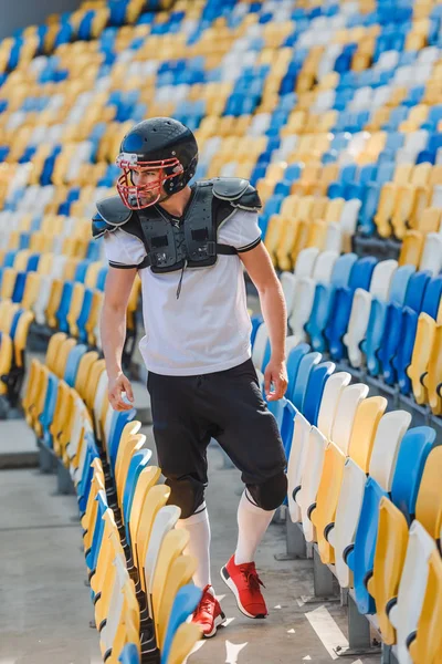 Ernsthafter Junger Amerikanischer Fußballspieler Steht Auf Tribünen Sportstadion — Stockfoto