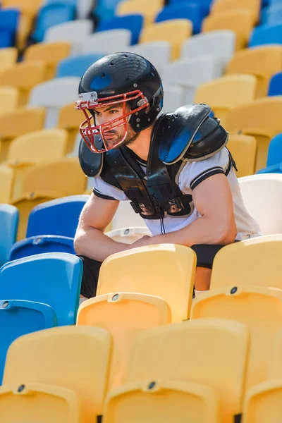 Knappe Jonge American Football Speler Zittend Tribunes Bij Sportstadion — Gratis stockfoto