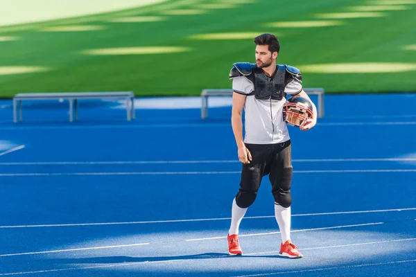 spor Stadı'nda tek başına duran çekici genç Amerikan futbolu oyuncusu