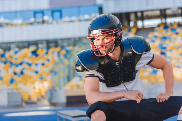 Spor Stadı Nda Oturan Ciddi Genç Amerikan Futbolu Oyuncusu — Stok fotoğraf