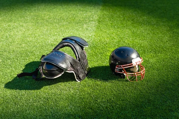 Amerikaans Voetbal Helm Met Bescherming Van Borst Liggen Gras — Gratis stockfoto