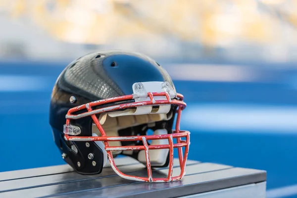 Primo Piano Casco Football Americano Sdraiato Sulla Panchina — Foto Stock