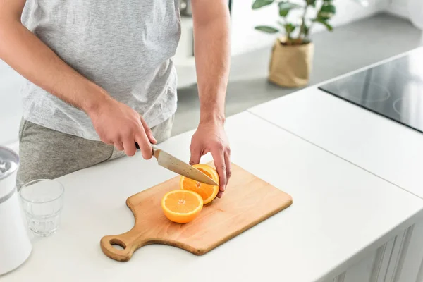 Gambar Dipotong Manusia Memotong Jeruk Dengan Pisau Atas Meja — Foto Stok Gratis