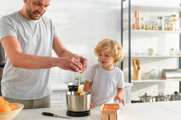 Menino Adorável Olhando Como Seu Pai Quebrar Ovo Tigela Cozinha — Fotografia de Stock