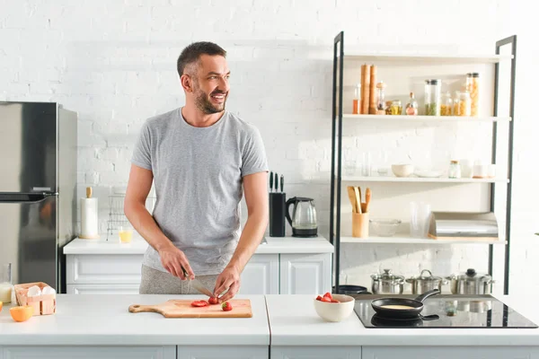 Homem Adulto Feliz Cortando Morango Por Faca Mesa Cozinha — Fotografia de Stock