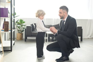 gülümseyen baba oğul gömlek kol düğmeleri sabitleme 
