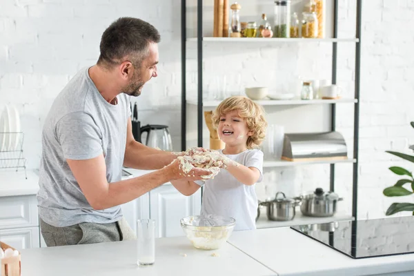 Щасливий Батько Син Розважаються Під Час Приготування Тіста Мисці Кухні — стокове фото