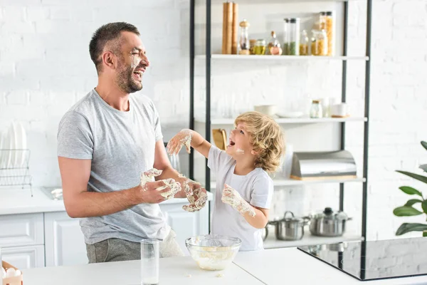 Sorrindo Pai Filho Obter Cobertura Pela Massa Divertindo Cozinha — Fotografia de Stock