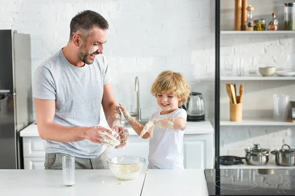 Rindo Pai Filho Divertindo Fazer Massa Tigela Cozinha — Fotografia de Stock