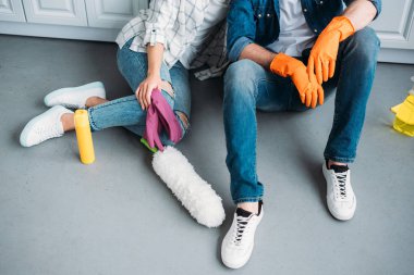 Mutfakta temizlendikten sonra katta oturan çiftin kırpılmış görüntü