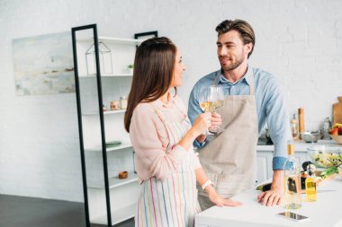 sevgi çift kadehlerin mutfak ile sorun