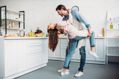 Tango birlikte mutfakta dans çift