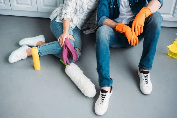 Imagem Cortada Casal Sentado Chão Após Limpeza Cozinha — Fotografia de Stock