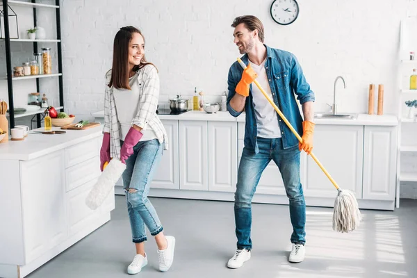 Happy Girlfriend Boyfriend Rubber Gloves Having Fun Mop Kitchen — Stock Photo, Image