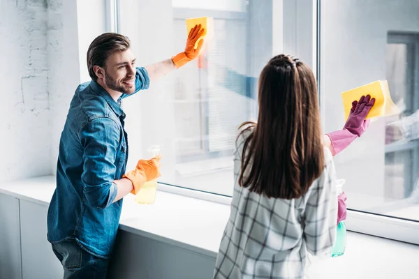 Pareja Limpiando Ventanas Cocina Juntos Mirándose Uno Otro —  Fotos de Stock