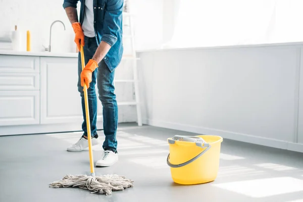 Pisos De Limpieza En La Oficina Foto de archivo - Imagen de sanitario,  suelos: 211749168