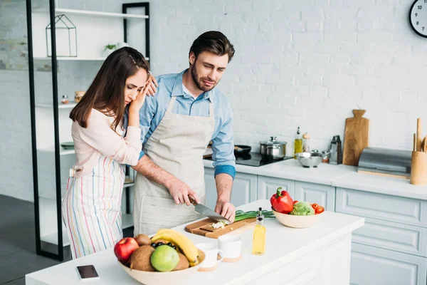 Freund Schneidet Zwiebel Und Weint Freundin Stützt Sich Auf Ihn — Stockfoto