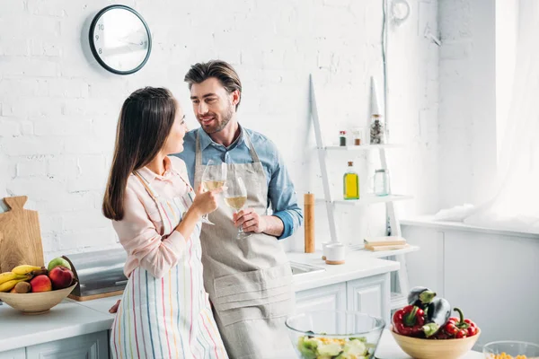 Novio Novia Tintineo Con Gafas Vino Cocina — Foto de Stock