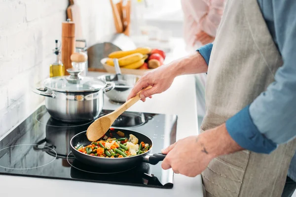 Cropped Image Boyfriend Frying Vegetables Frying Pan Kitchen — Stock Photo, Image