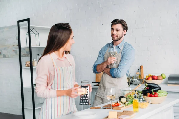 Fidanzata Grattugiando Formaggio Bello Fidanzato Bere Vino Cucina — Foto Stock