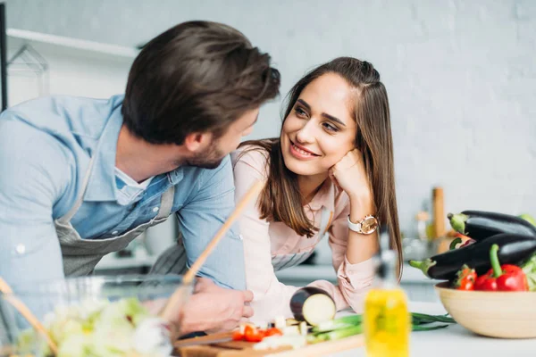 Sorrindo Casal Olhando Para Outro Enquanto Cozinha Cozinha — Fotografia de Stock