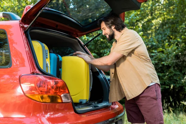 Guapo Hombre Embalaje Coche Maletero Con Equipaje — Foto de Stock