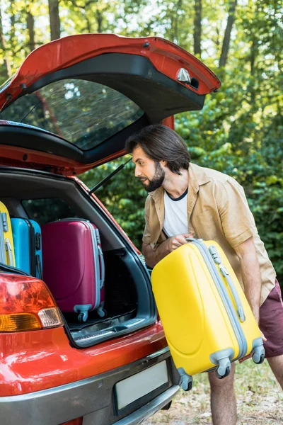 Knappe Man Van Verpakking Van Auto Kofferbak Met Reistassen — Stockfoto