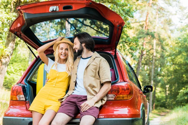 Sorrindo Casal Sentado Carro Tronco Floresta — Fotografia de Stock