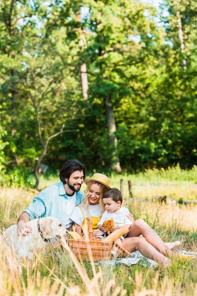 Eltern Und Sohn Sitzen Auf Decke Beim Picknick Und Umarmen — Stockfoto