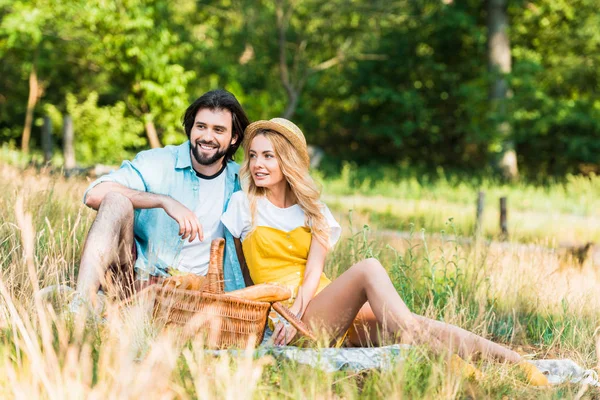 Szczęśliwa Para Siedzi Koc Piknikowy Szukasz Drogi — Zdjęcie stockowe
