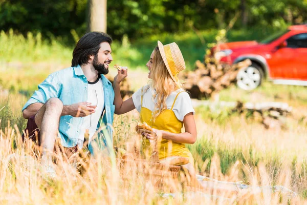 Flickvän Utfodring Pojkvän Med Limpa Bröd Picknick — Stockfoto