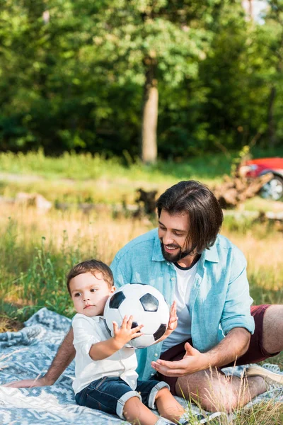 Lycklig Far Och Barn Son Leker Med Fotboll Boll Picknick — Stockfoto