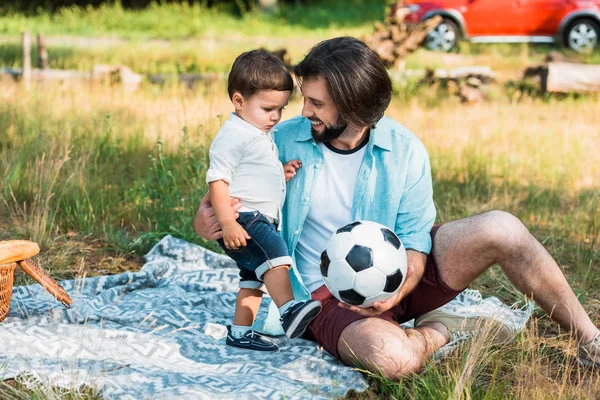 Ayah Dan Anak Balita Bermain Dengan Bola Sepak Piknik — Stok Foto