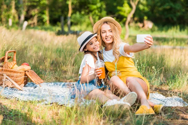 Mãe Feliz Filha Tomando Selfie Com Smartphone Piquenique — Fotografia de Stock