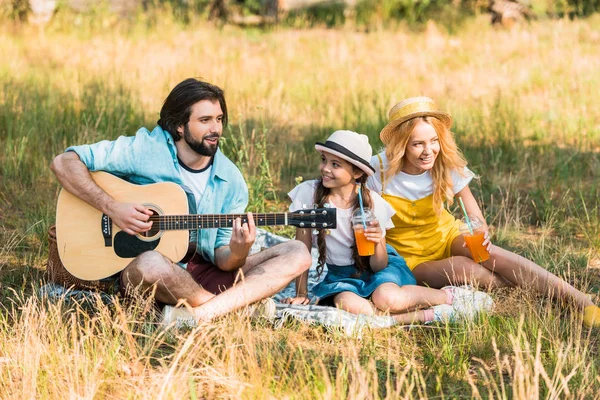 Przystojny Ojca Grając Gitarze Akustycznej Dla Córki Żony Pikniku — Zdjęcie stockowe