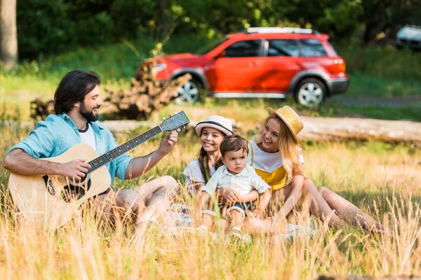 Happy Father Tuning Acoustic Guitar Picnic — Stock Photo, Image