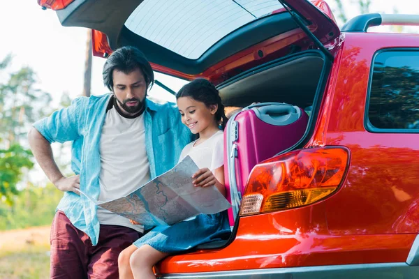 Padre Hija Mirando Mapa Maletero Del Coche — Foto de Stock