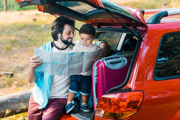 Padre Guapo Adorable Hijo Mirando Mapa Maletero Del Coche — Foto de Stock