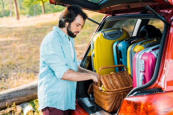 Hombre Guapo Embalaje Cesta Picnic Maletero Del Coche — Foto de Stock