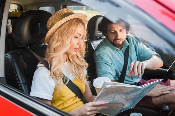 Couple Sitting Car Looking Map — Stock Photo, Image