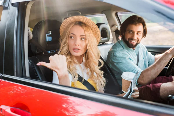 Fidanzata Tenendo Mappa Mostrando Strada Fidanzato Durante Viaggio Auto — Foto Stock