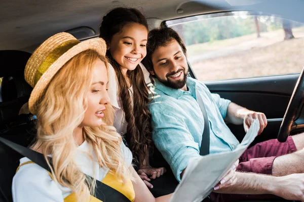 Parents Daughter Looking Map Traveling Car — Stock Photo, Image