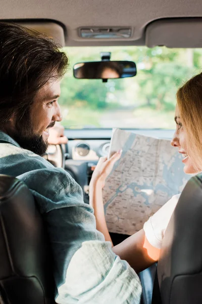 Happy Couple Planning Car Trip Map Looking Each Other — Stock Photo, Image