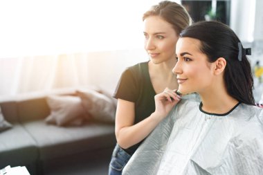 makyöz makyaj fırça ve gülümseyen kadın uzağa arıyorsunuz